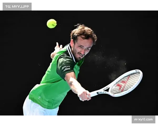 ATP总决赛阿尔卡拉斯取胜，对阵德米纳尔五战全胜