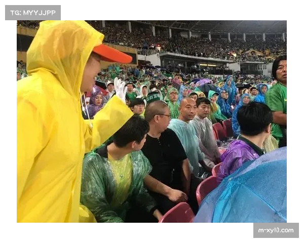 球迷雨中高举标语声援芒特,温暖举动获好评 球迷雨中高举标语声援芒特,温暖举动获好评