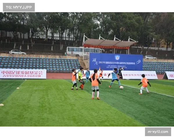 “德甲俱乐部青训营开放日，千名少年参与基层足球体验”